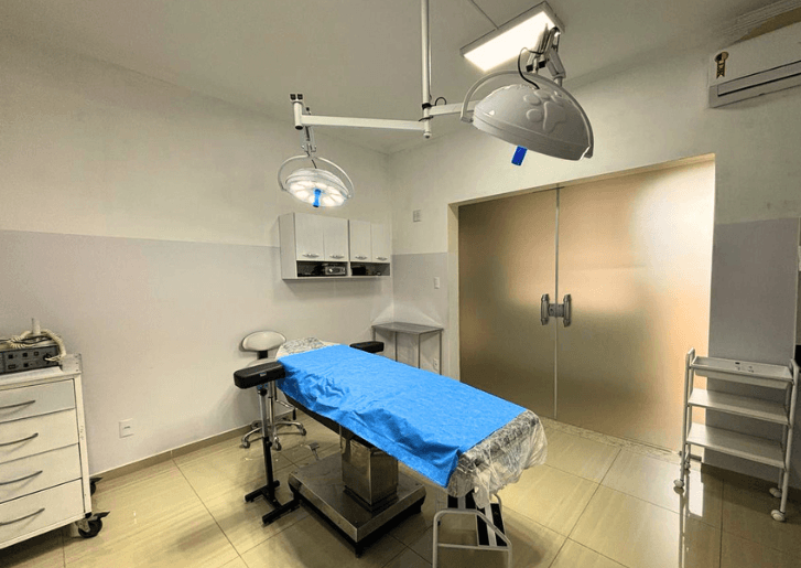 Centro cirúrgico moderno equipado para procedimentos médicos e cirurgias especializadas.